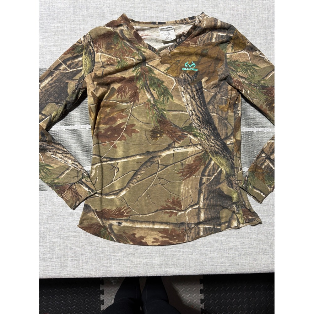 Realtree AP Camo Long Sleeve V Neck Shirt Women's Size S/P Hunting‎ Outdoor